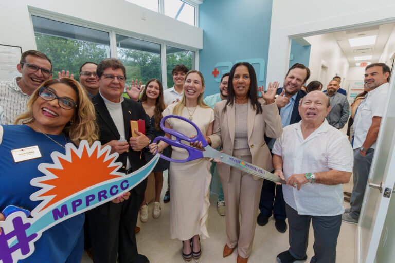 Ribbon-cutting ceremony at the grand opening of Eminat Medical Center second location in Miramar, Florida